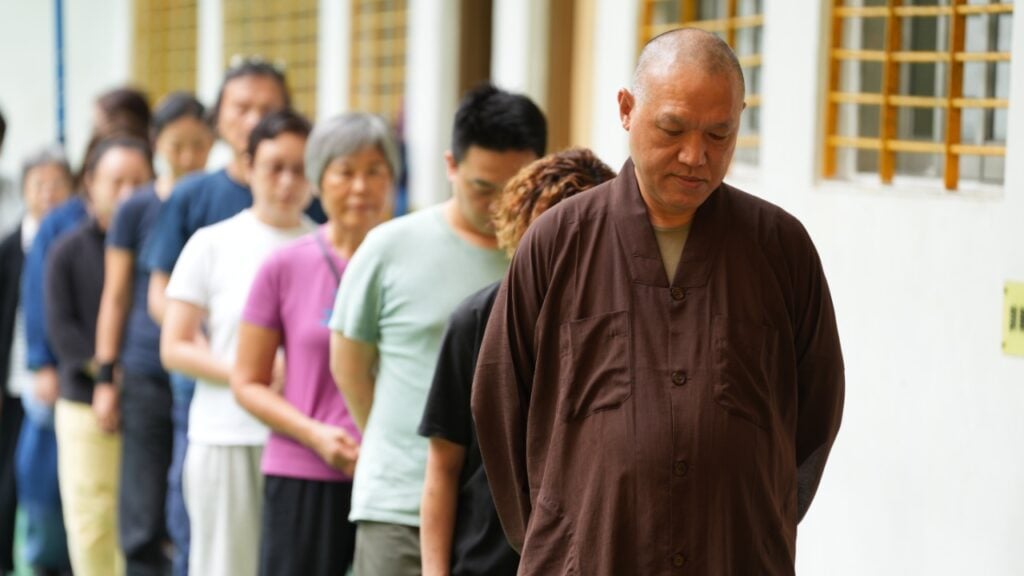 定泉法師帶領生命盛筵一日禪，藉課誦、坐禪與經行，讓佛法修持融入禪修體驗