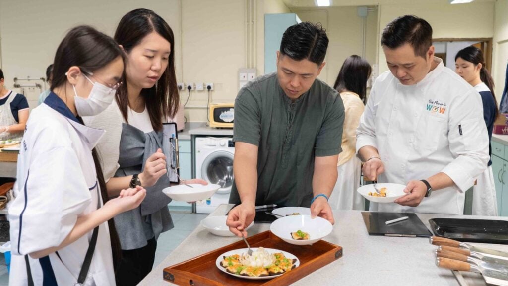 三位評判香敏儀老師、素食教煮Ken Kwong和Marco Lo，細心品嘗參賽者的菜式及聆聽他們的創作靈感（圖：Veggie 365）。