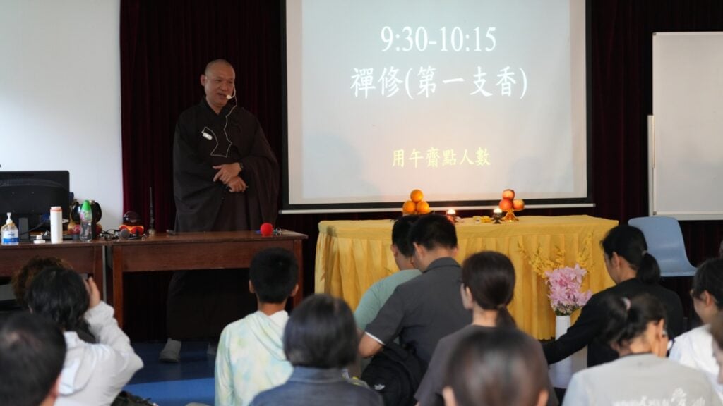 大家精神抖擻,開始坐第一支香。