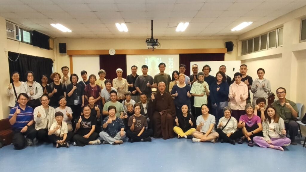 一日禪結束,眾人開心合照,展露燦爛笑容。部分參加者只能參與半日,所以這張大合照未齊人,有點可惜。
