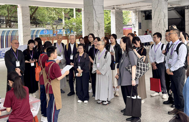 貴陽市第十七中學的學生代表向代表團介紹校園生活。