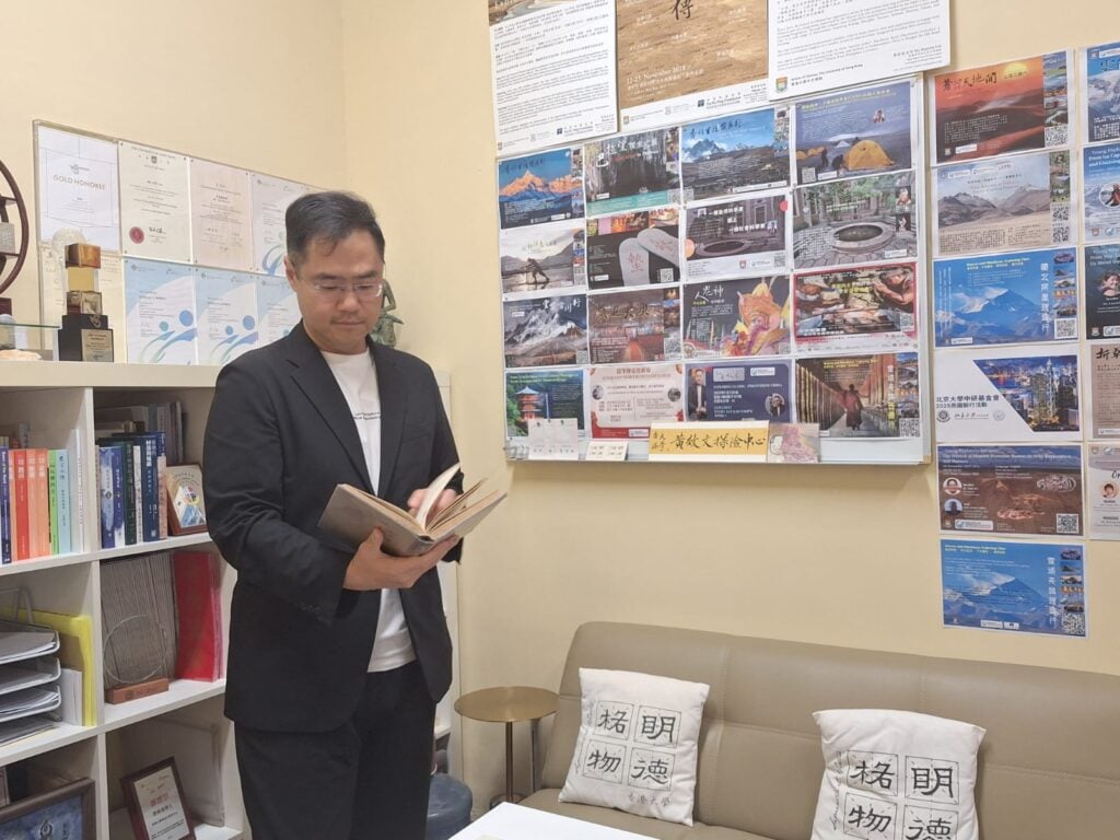 廖Sir 每年策劃和帶領三、四個深度探險交流，與年輕人走遍四大古道，八大神山。