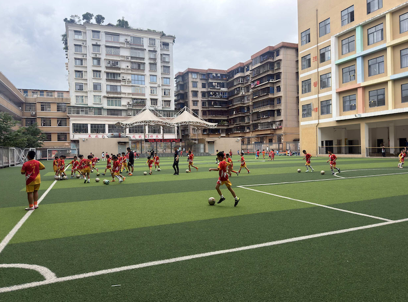 貴陽市第二實驗小學的小球員在學校球場上馳騁。