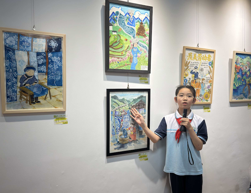 貴陽市第二實驗小學的同學介紹學生畫廊。今次的展覽主題是「歌頌勞動」。