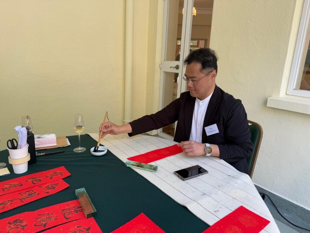 不時在校園舉辦寫書法、抄經典活動，年輕人嫌老套嗎？「先不要講甚麼弘揚文化大道理就不會老套，先認識、自然會珍惜。」廖Sir說。