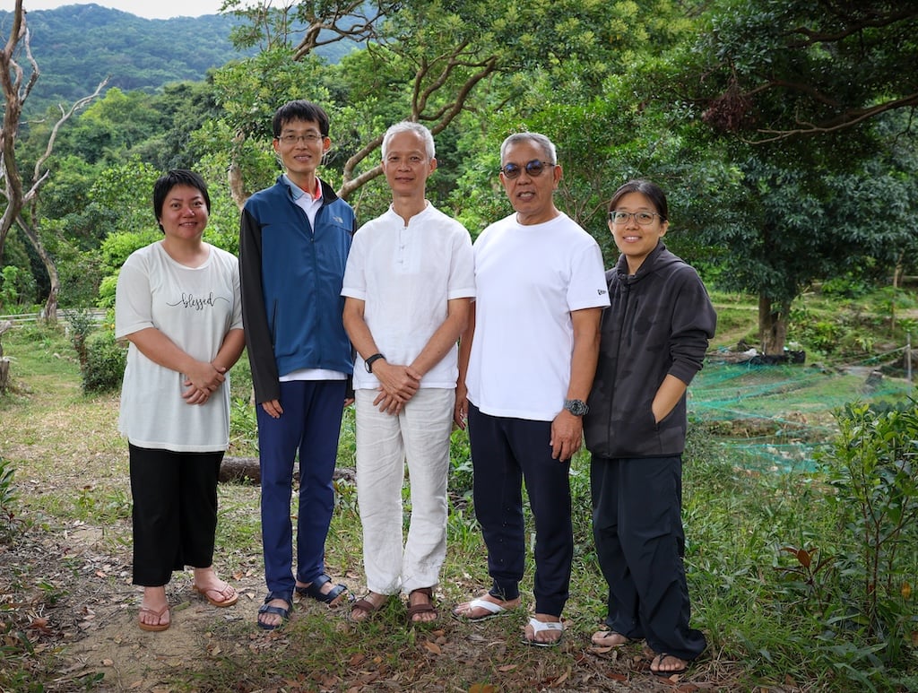 由左起：關惠儀、林偉航、何德麟老師、梁興祥、慧珊