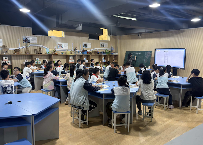 貴陽市第二實驗小學的同學正在上科學課。