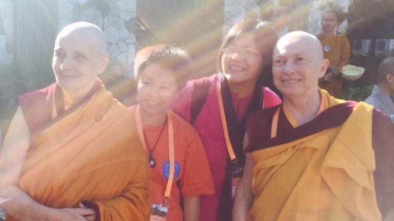 圖左為傑尊瑪‧丹增帕莫（Tenzin Palmo，亦稱雪洞法師），圖右為慧空法師（Karma Lekshe Tsomo），此為作者與兩位法師的珍貴合照。