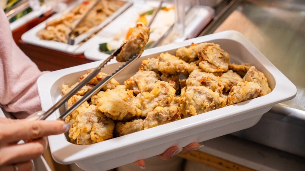 「手工蓮藕餅」同樣是餐廳的長青食物,選用新鮮蓮藕去皮後以人手剁碎,這樣能保留少許蓮藕顆粒,吃的時候更有口感。然後續以人手將藕藕捏成餅狀蒸熟,最後才炸。工序繁多,名符其實是手工菜。