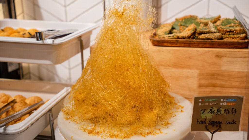 「香蕉拔絲」同屬工序甚多的傳統甜品,用新鮮香蕉加入薄脆焦糖,是店內最搶鏡的甜品!