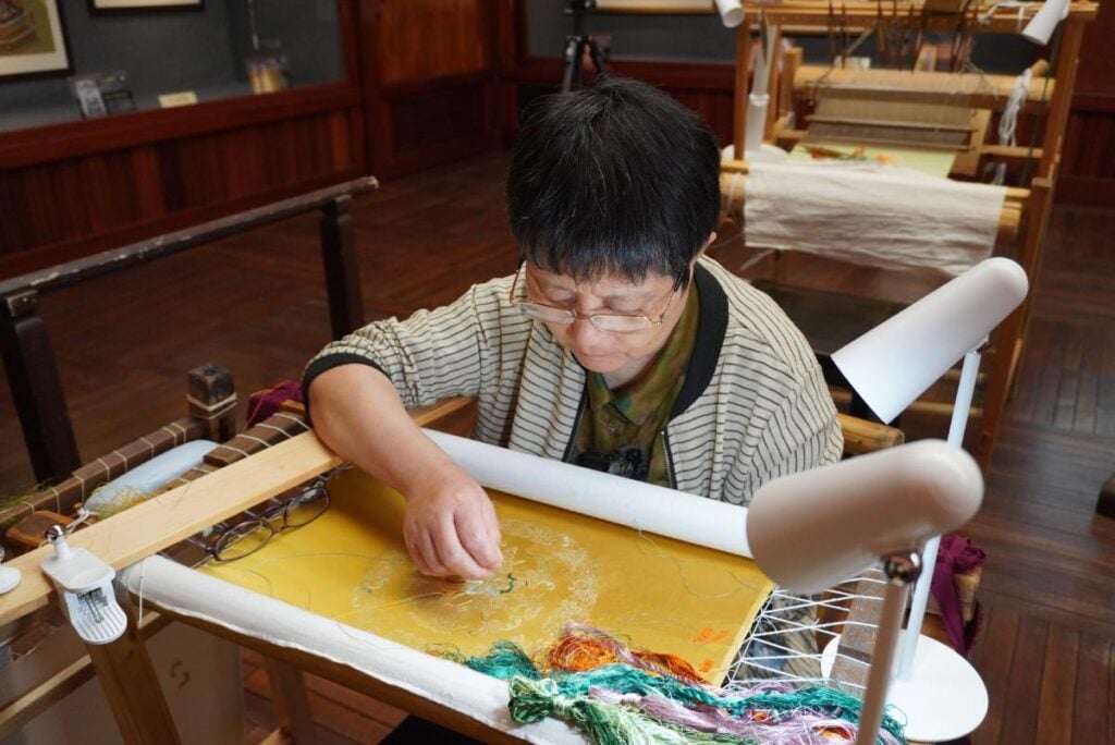 技藝師通常把剌繡用的蠶絲線劈開十六份,會因應需要運用十六種粗幼度不同的絲線。陸彩琴說在蘇州她習慣在窗邊刺繡,因為充足光線十分重要。