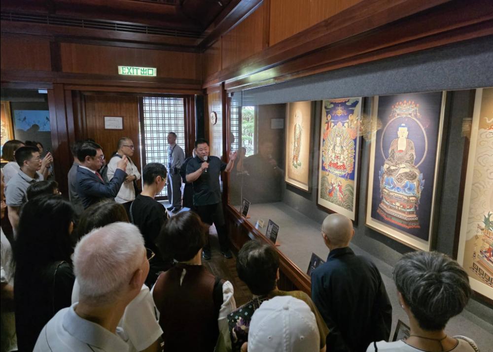 范玉明在展館主持講座談緙絲工藝的傳與承。(圖片來源:志蓮淨苑 Facebook專頁)