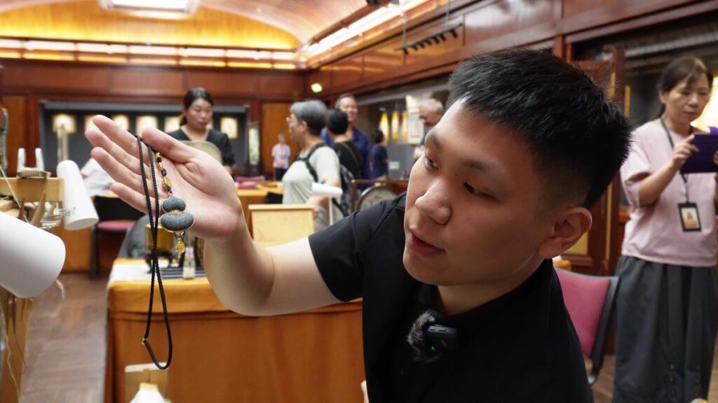 設計迎合年青人口味的緙絲掛飾。