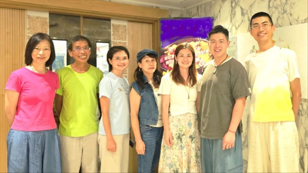 Clara(右三)去年接下周兆祥博士(左二)的棒,擔任「香港食生會」主席,聯同副主席Ken(右二)及一眾理事會成員,合力推動香港食生文化(圖:受訪者提供)。