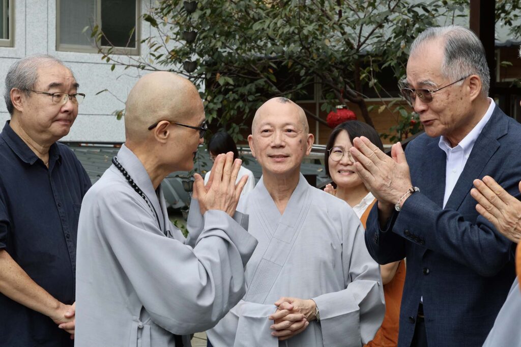 大典開始前,常霖法師等迎接法鼓山方丈(圖:作者提供)。