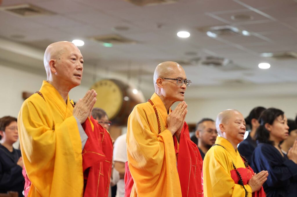 果暉法師(右)與常霖法師(左)合十肅立,(圖:作者提供)。