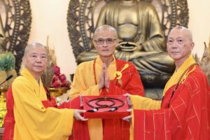 常霖法師接任「祖師禪林第三任方丈陞座典禮」 移交信物