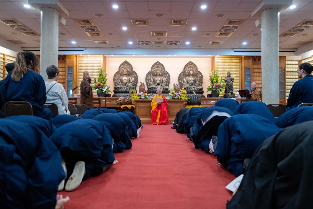 陞座典禮過後,常霖法師隨即以住持身份,為現場28位戒子傳授三皈五戒(圖:作者提供)。
