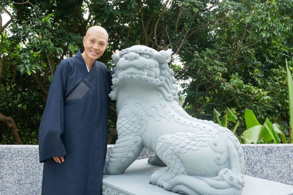 地藏菩薩旁有坐騎「諦聽」,屬全新訂製(圖:佛門網)。