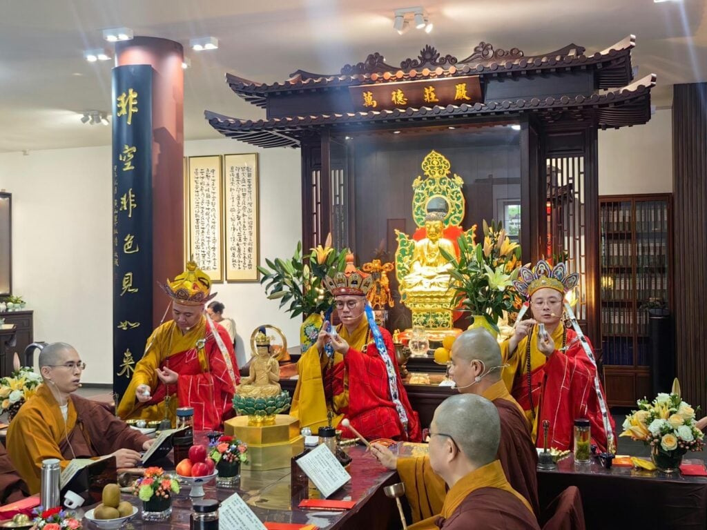 僧徹大和尚(中)帶領十位法師進行三大士焰口法會(圖:圓覺禪院)。