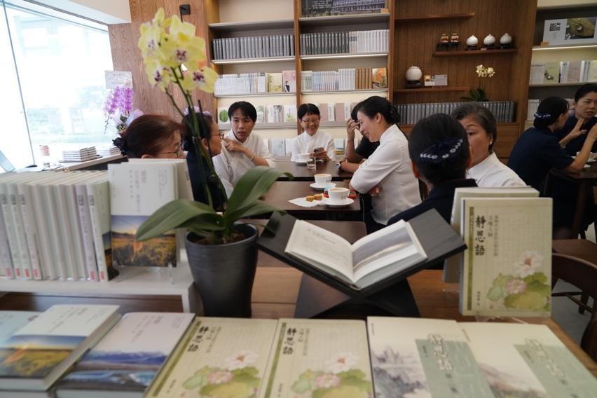 靜思書軒香港店是一個結合書店與咖啡室的空間。(盧志偉攝)