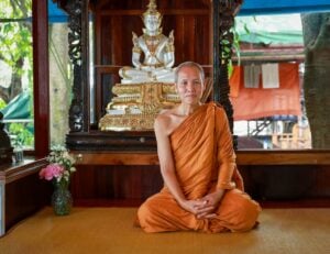 現年六十四歲的龍坡燙般(Luang Por Thongpoon),是泰國東北部農磨蘭普府 Wat Pa Pu Kratea(樹鼩山森林寺)住持。今年六月底,龍坡應信眾熱誠邀請蒞臨香港接受供養與弘法。