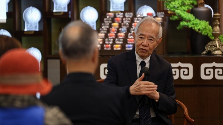 圖1：呂居士以淺白、務實的方式，和大眾分享修持淨土的心得，更不時用上十分「貼地」的比喻，讓在場觀眾更易明白（圖：東蓮覺苑）。