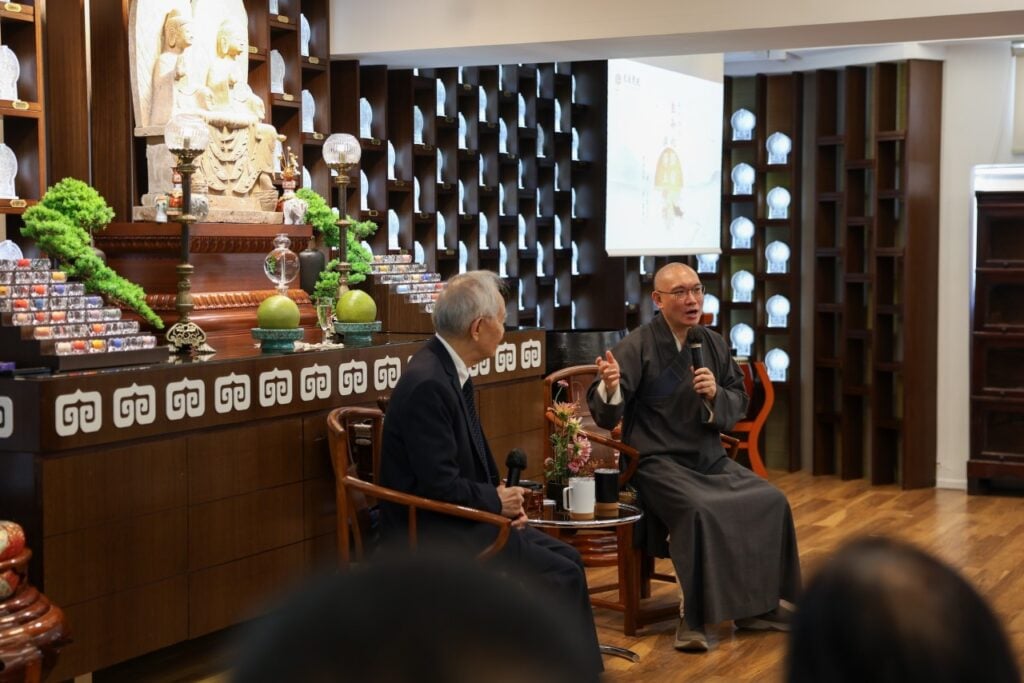 僧徹大和尚跟呂居士同場分享，大和尚讚歎呂居士每天也會念佛或打坐靜修一小時，他開示坊眾念佛必須保持恆持之心。