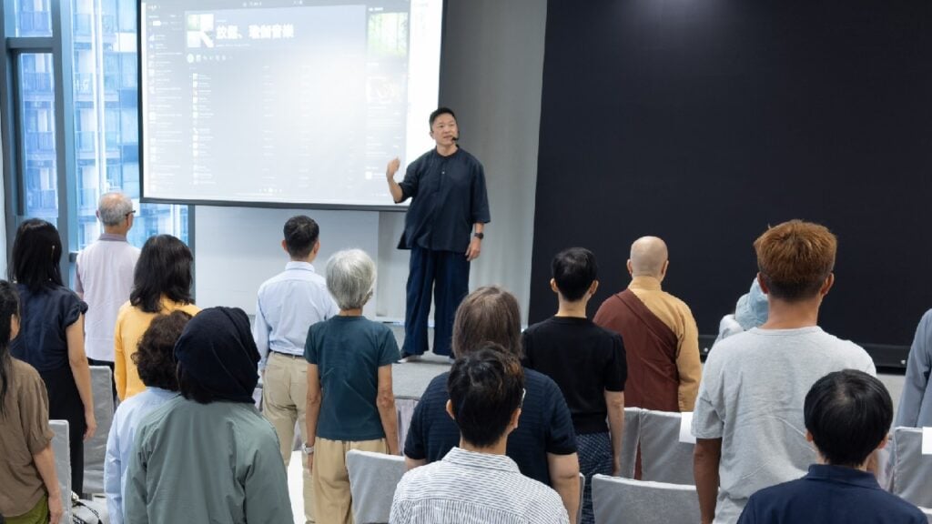 早上，有「心呼吸」導師Joe Chan帶領大家做伸展禪，由頸、肩、腰到腳，放鬆身體，並融入心呼吸，大家在家中或工作間都可以站起來或坐在椅子上練習。
