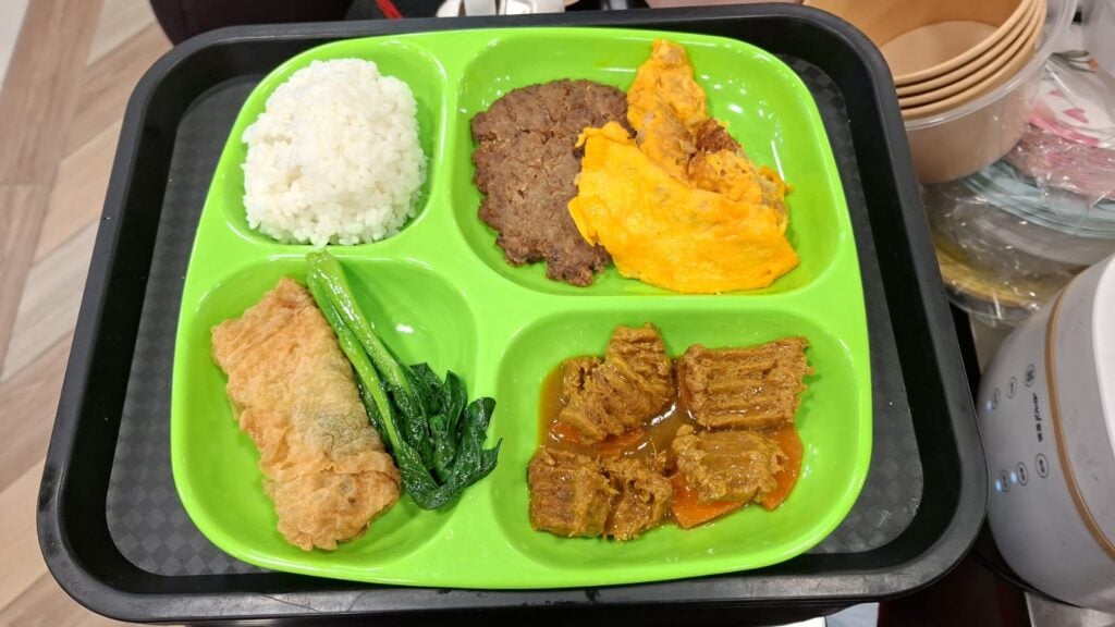 店內也有提供三餸飯,附送素湯,白飯可任添(圖:佛有緣)。