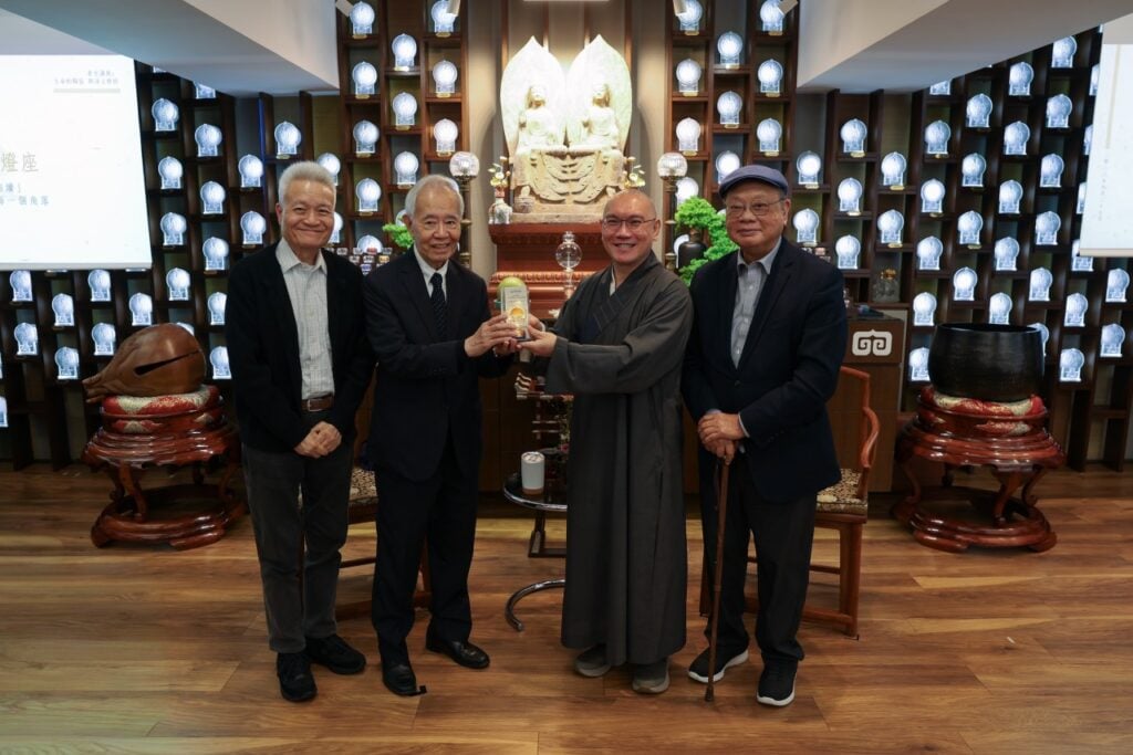 講座圓滿舉行，東蓮覺苑董事會主席李焯芬教授（右一）及副主席譚溢鴻先生（左一）上台，聯同僧徹大和尚一起為呂居士送上紀念品致意（圖：東蓮覺苑）。