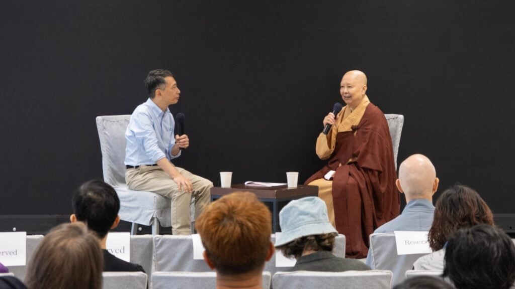 善慈法師（右）和佛門網編務總栽林國才對談，法師分享她在醫院擔任病患和臨終關懷服務工作時的一些個案分享，希望我們時刻保持感恩心，就是照顧自己的好方法。