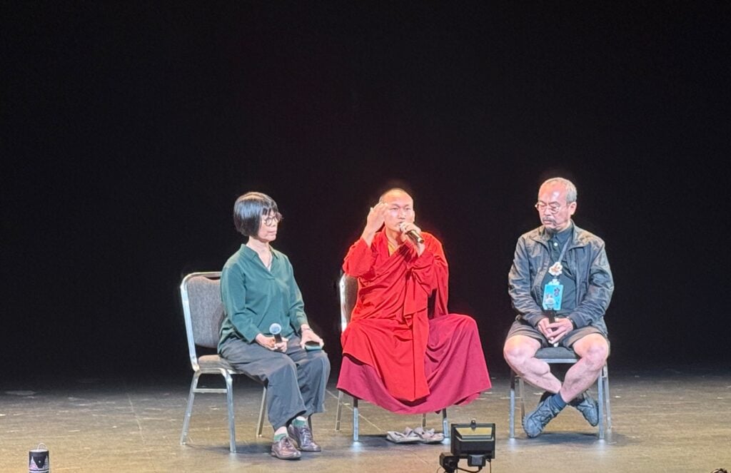 Lopon Yoezer (圖中) 透過簡短實用的正念覺察練習與智慧分享,讓青年、家長及教育工作者掌握可輕鬆融入日常生活的方法。他與胡恩威 (圖右) 在演後談交流心得,與觀眾互動。