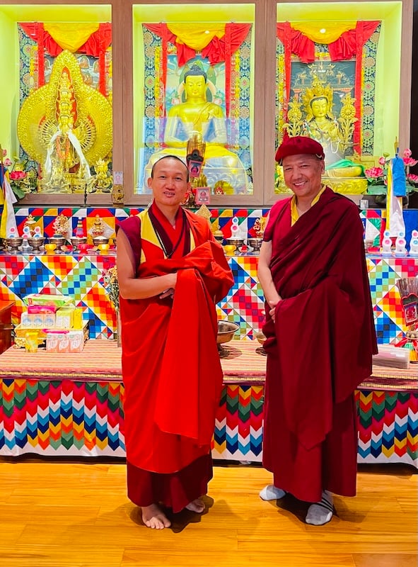 Lopon Yoezer與 Lopon Sherpa 都曾就讀於不丹的佛教學院 (Bhutan university),相識多年,並一直投身教育工作。