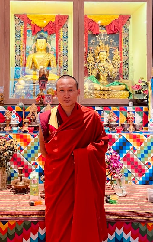 Lopon Sonam Yoezer 從事青年教育約二十年,是資深心靈導師及教育家,曾到訪多國主持正念教育活動。他曾在不丹普那卡(Punakha, Bhutan)的 Sewala College 潛修天龍竹巴傳統瑜伽,學有所成後投身教育工作。