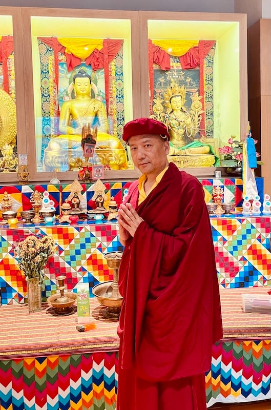 擔任天龍竹巴香港住持六年的 Lopon Nimaangchu Sherpa,是天龍竹巴(Drukpa Lineage)傳承的資深僧侶及心靈導師。他畢業於位於廷布(Thimphu)的不丹佛教學院(Tango Buddhist University),經常帶領正念靜觀共修課。